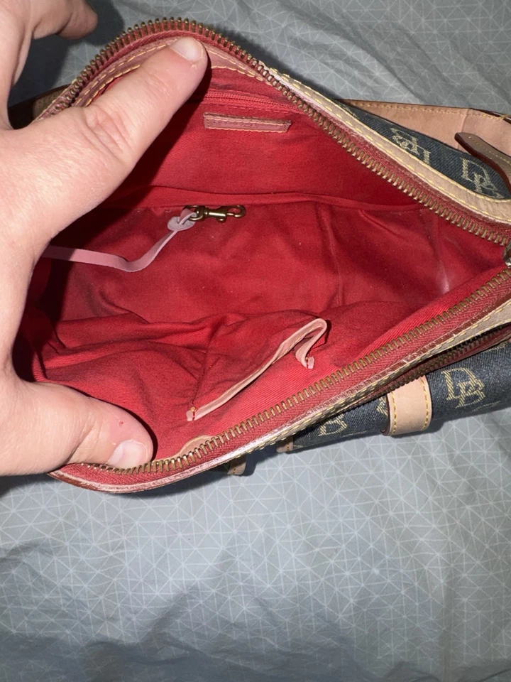 Dooney & Bourke Y2K Azul Denim Banana Doble Bolsillo Hombro, Ribete Cuero Rosa Foto 3 de 4