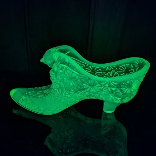 Fenton Opalescent Vaseline Cat Shoe Daisy & Button Uranium Glass Glows UV Unmrkd
