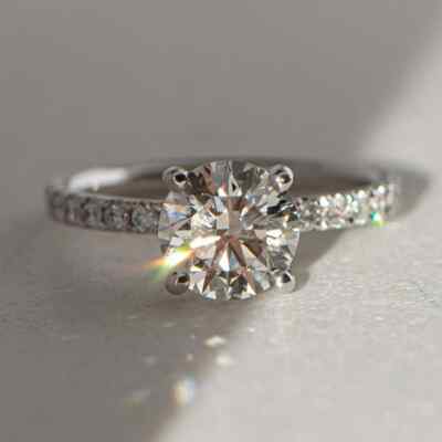 Rundschliff Moissanit 8,00 mm 4 Krallen Verlobungsring in 14 Karat Weißgold vergoldet