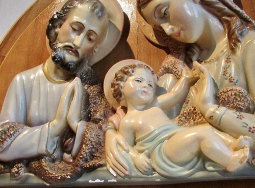 BEAUTIFUL ANTIQUE WALL HANGING HOLY FAMILY CHALKWARE ON WOOD - Picture 3 of 9