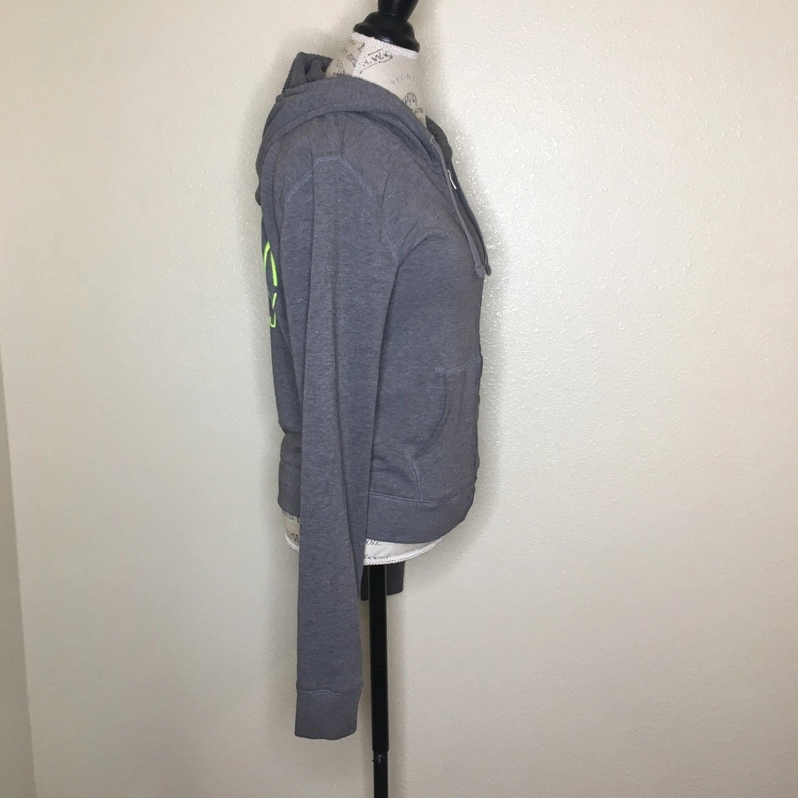 UNDERCOVER Felpa con cappuccio e zip rosa VS grigio medio e verde fluo