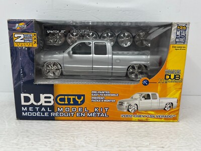 Jada Dub City 2002 Chevy Silverado 1:24 Diecast Metal Model Kit