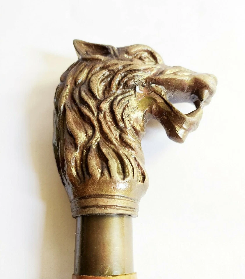 Bastón de madera marrón con incrustación de mango de cabeza de rey león de diseñador de latón Foto 4 de 4