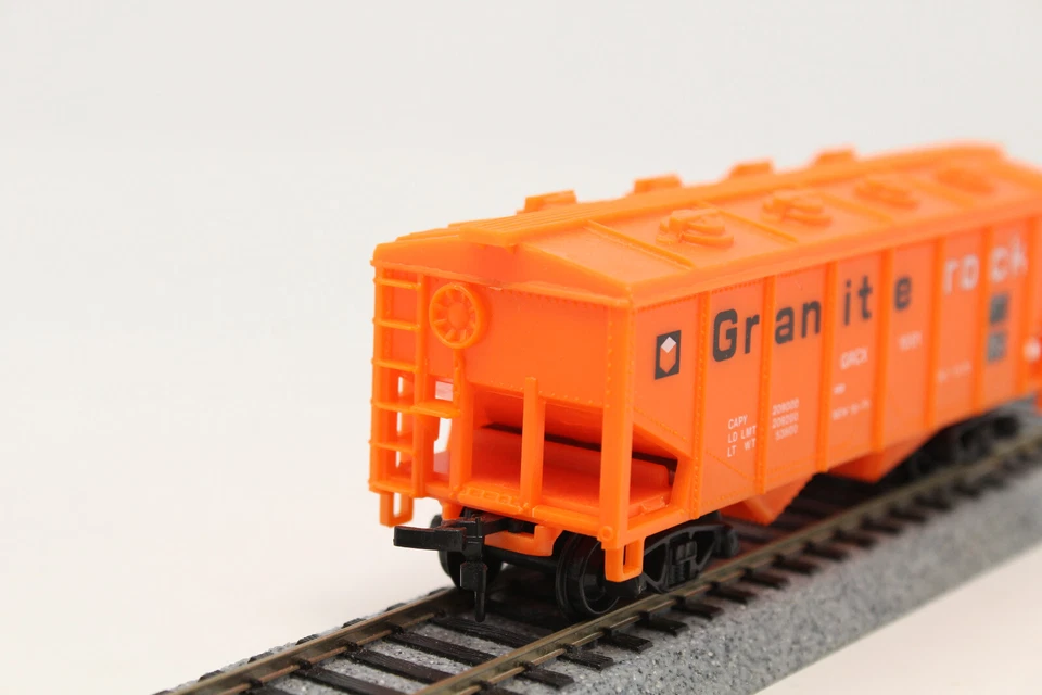 HO Model Power 36' 2-Bay Covered Hopper Granite Rock GRCX 1001 Orange - Image 3 of 4