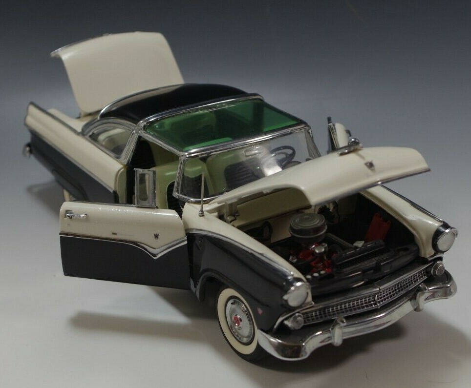 ダンバリーミント製　1955 フォード　フェアレーン　ビクトリア　1:24 DANBURY MINT 1955 FORD FAIRLANE CROWN VICTORIA WHITE/BLACK 1:24