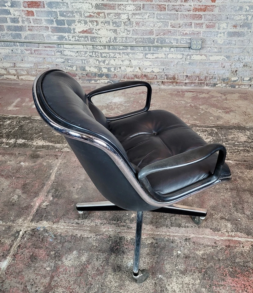 Sillas ejecutivas Charles Pollock para Knoll vintage de cuero negro de los años 60 - Un par Foto 4 de 4