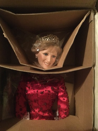Princess Diana, Diana Worlds Beloved Rose Doll by Ashton Drake Galleries. - Picture 2 of 7