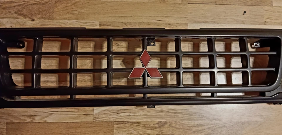 1990 - 1992 三菱 Mighty Max 原始设备制造商老式格栅 — 第 4/4 张图片