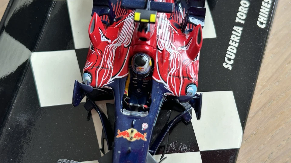 Model STR2 Toro Rosso. Sebastian Vettel. Minichamps 1:43. Limited Edition. - Imagen 2 de 4