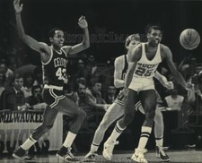 1983 Press Photo Basketball player Paul Pressey runs to the ball - mjt15962