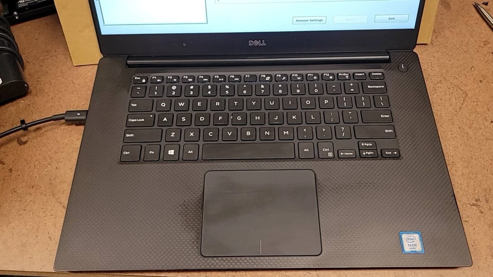 Dell Precision 5520 Xeon E3-1505M v5 32GB 512GB SSD 15.6" FHD Quadro M1200 Sin sistema operativo Foto 3 de 4