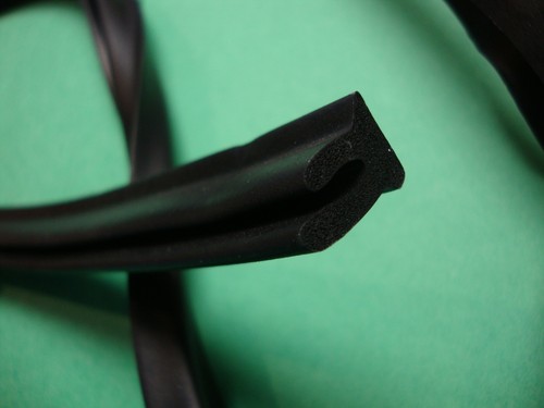 0519 (2990) XL Jaguar XKE S. 1 & 2 Coupe & Roadster A-Post Seals - Picture 3 of 3