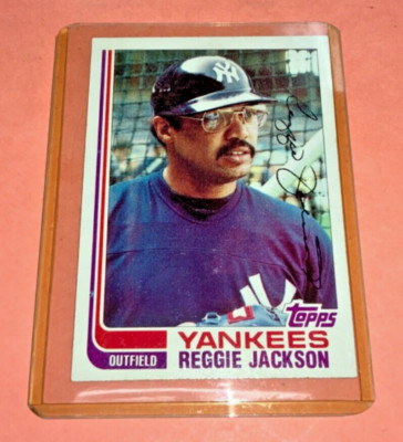 VTG 1982 Topps Yankees Reggie Jackson Outfield #300 Card