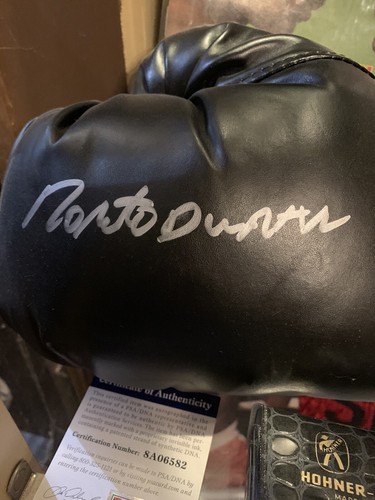 vintage roberto duran autographed boxing glove with PSA COA and magazine🔥 - Picture 4 of 4