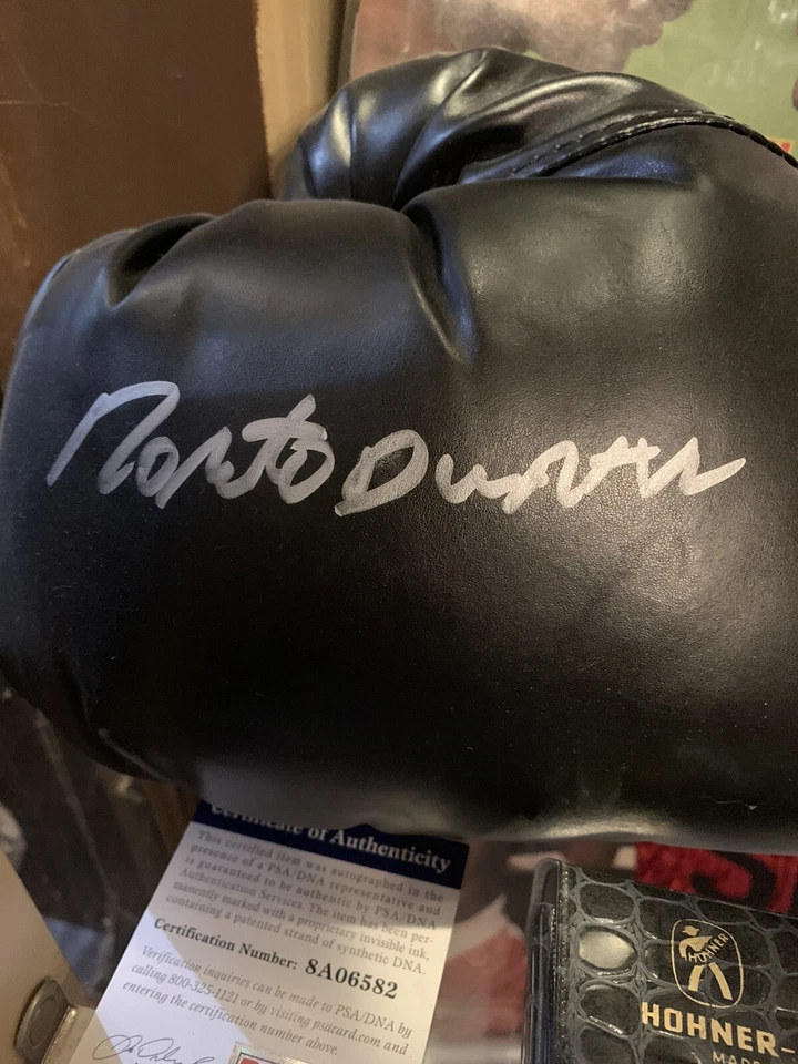 vintage roberto duran autographed boxing glove with PSA COA and magazine🔥 - Image 4 of 4