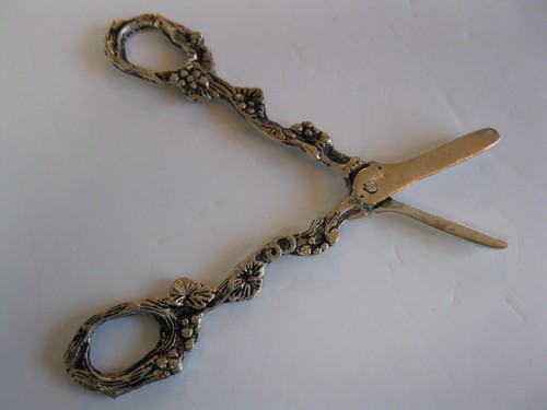 VINTAGE SILVER PLATE GRAPE SHEARS FLORAL HANDLE FLOWER SHEERS - Picture 4 of 4
