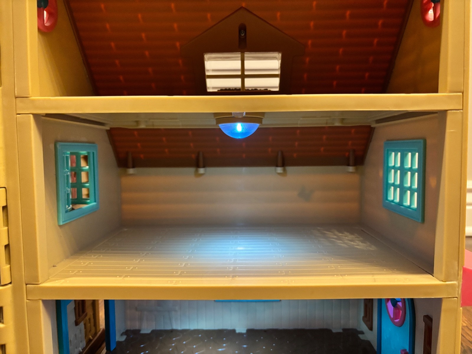 Li'l Woodzeez Honeysuckle Hillside Cottage Doll House Working Lights & Furniture