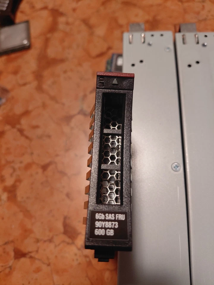 Hard Disk Server IBM 600GB 10K SAS 2.5" 6Gbps (FRU 90Y8873) con Caddy - Immagine 3 di 3