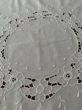 Hochwertige Mitteldecke mit Richelieu-Lochstickerei  80 x 80 CM