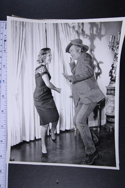 7 1969 BEVERLY HILLBILLIES Type 1 TV Press Photos~EBSEN~DONNA DOUGLAS~(id3867)