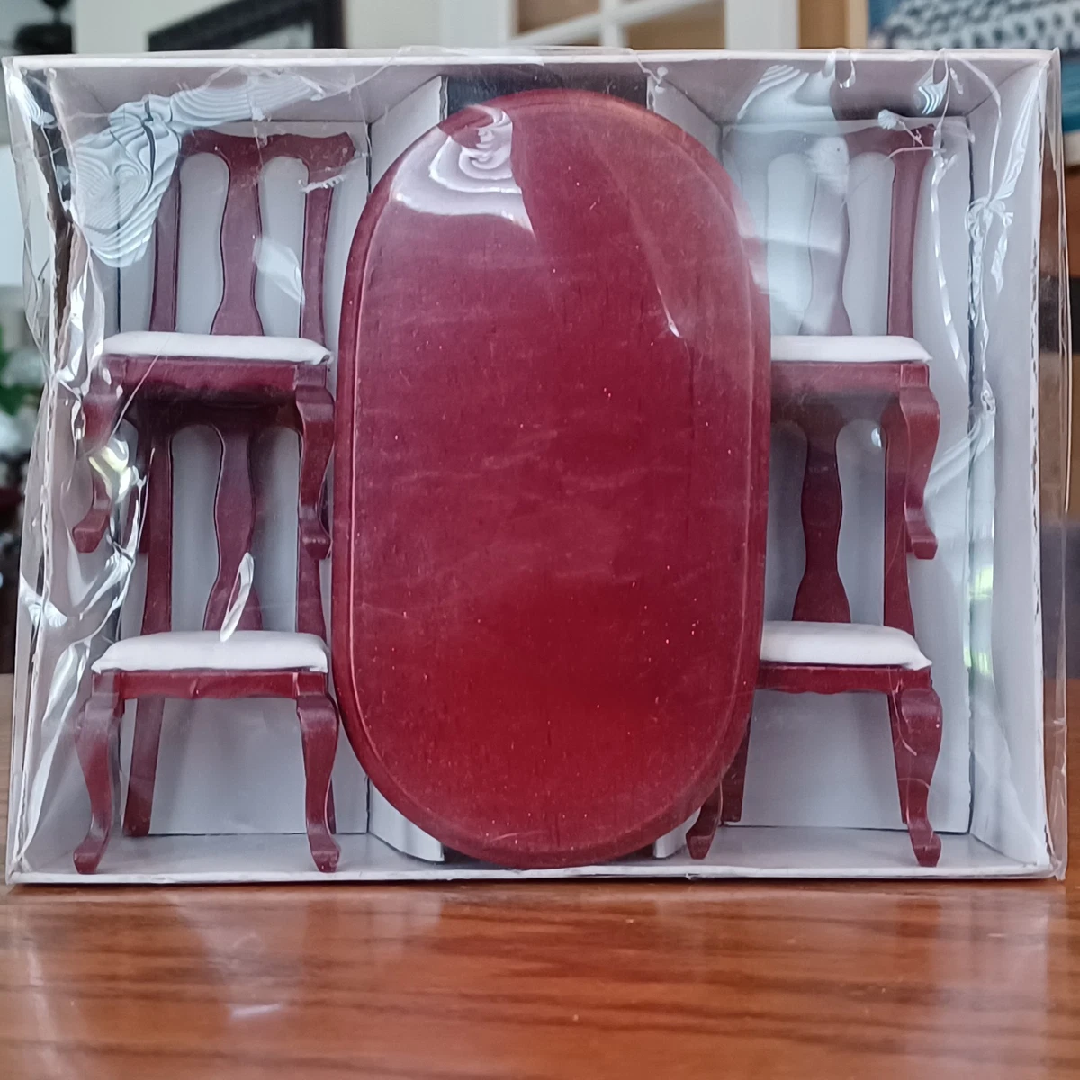 Set De Comedor En Miniatura Para Casa De Muñecas: Mesa, 4 Sillas Con Cojines, Vitrina Con Puertas Y Florero, Todo En Madera Natural