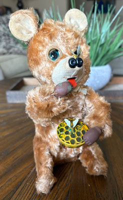 Vintage Wind Up Bear Eating Honey Toy Eyes, Tongue Arms Move SO COOL! - B17