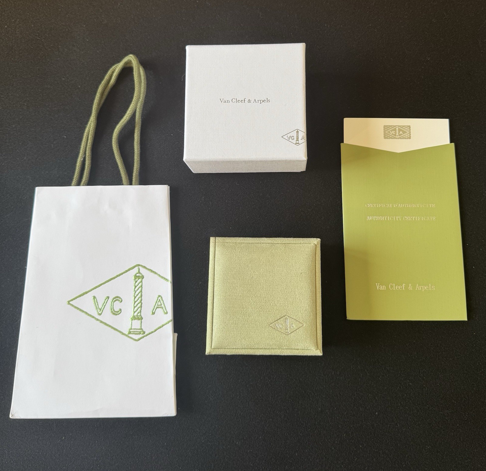 Boîte Van Cleef & Arpels vide pour collier en cuir vert