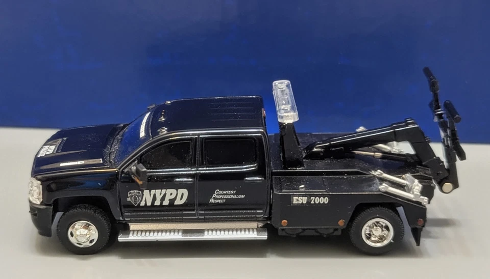 Chevrolet Silverado 3500HD Greenlight 2018 doble grúa 1/64 policía de Nueva York personalizada Foto 2 de 2