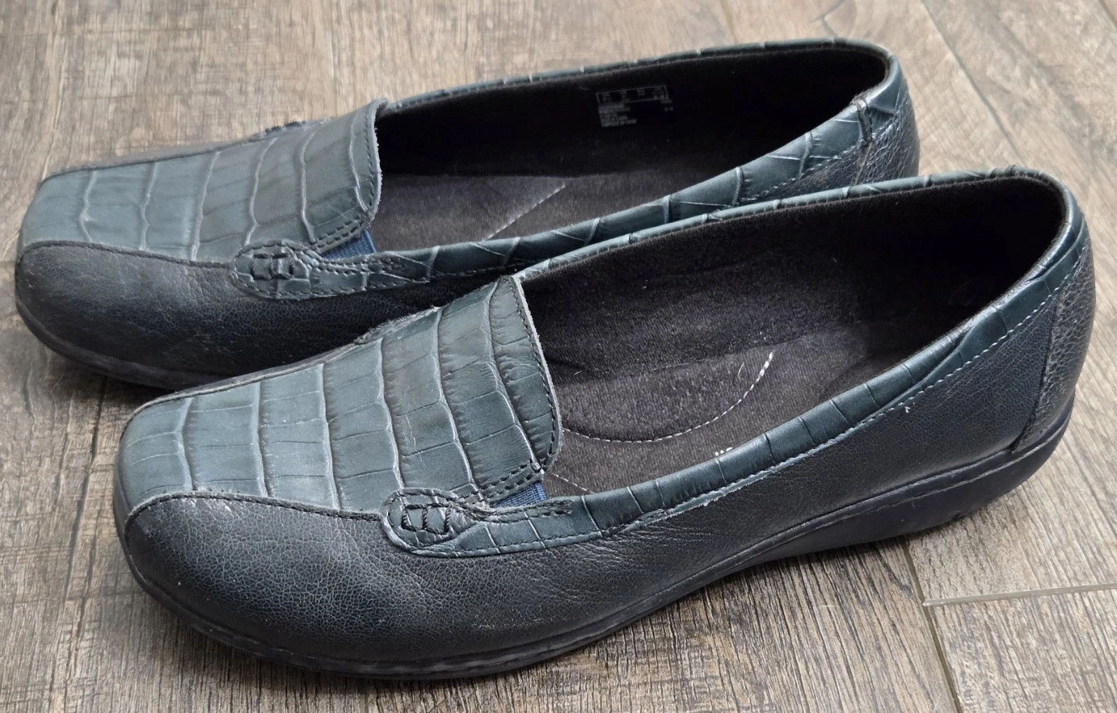 Mocassini Clarks Bendables 8 XW Bayou Q in pelle classici comodi slip on marini