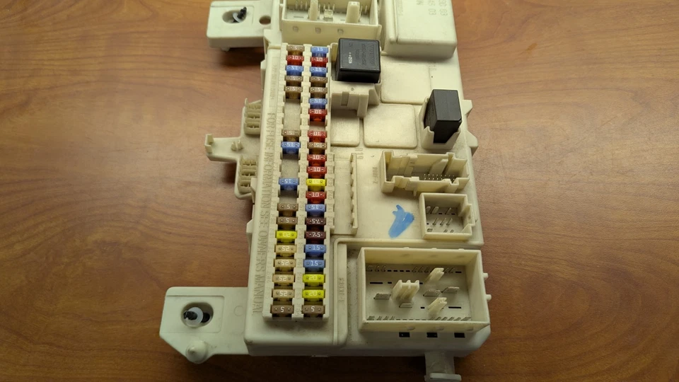 Módulo de controle de corpo caixa de fusíveis Volvo S40 V50 C30 fabricante de equipamento original 8690722 090305 - Imagem 2 de 4