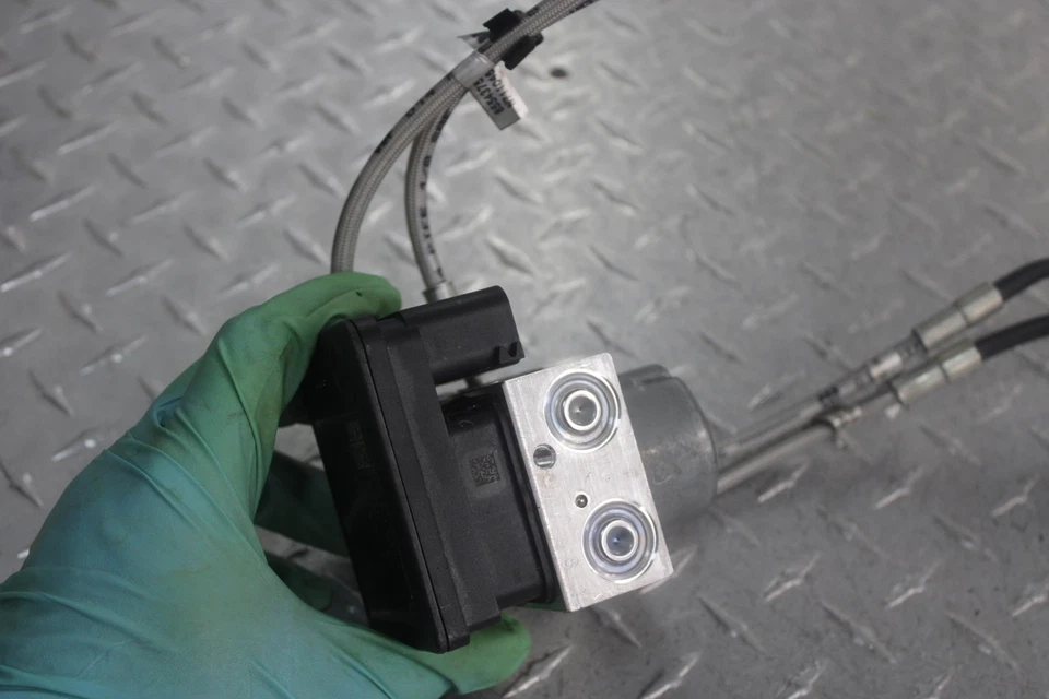 BMW G310R 2018 módulo de unidad de bomba ABS funcionamiento video Foto 3 de 4