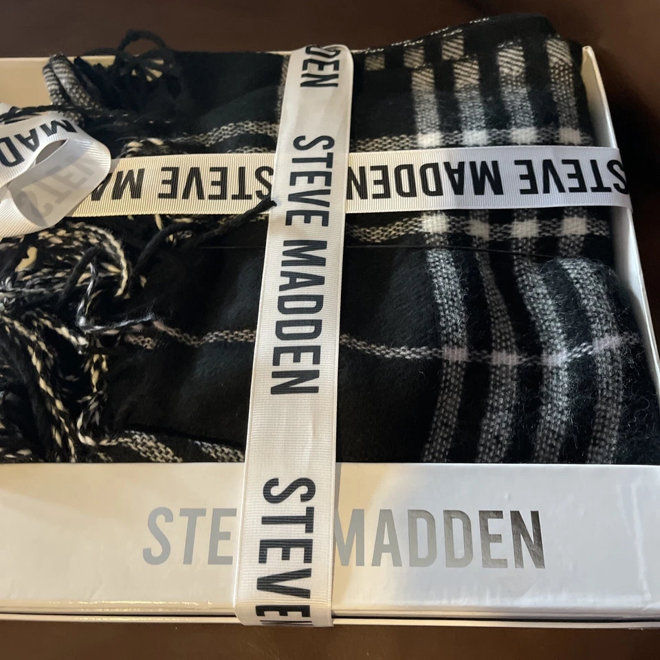 Steve Madden Conjunto de Regalo Sombrero y Bufanda Mujer Lavanda y Cuadros Blanco y Negro Foto 4 de 4