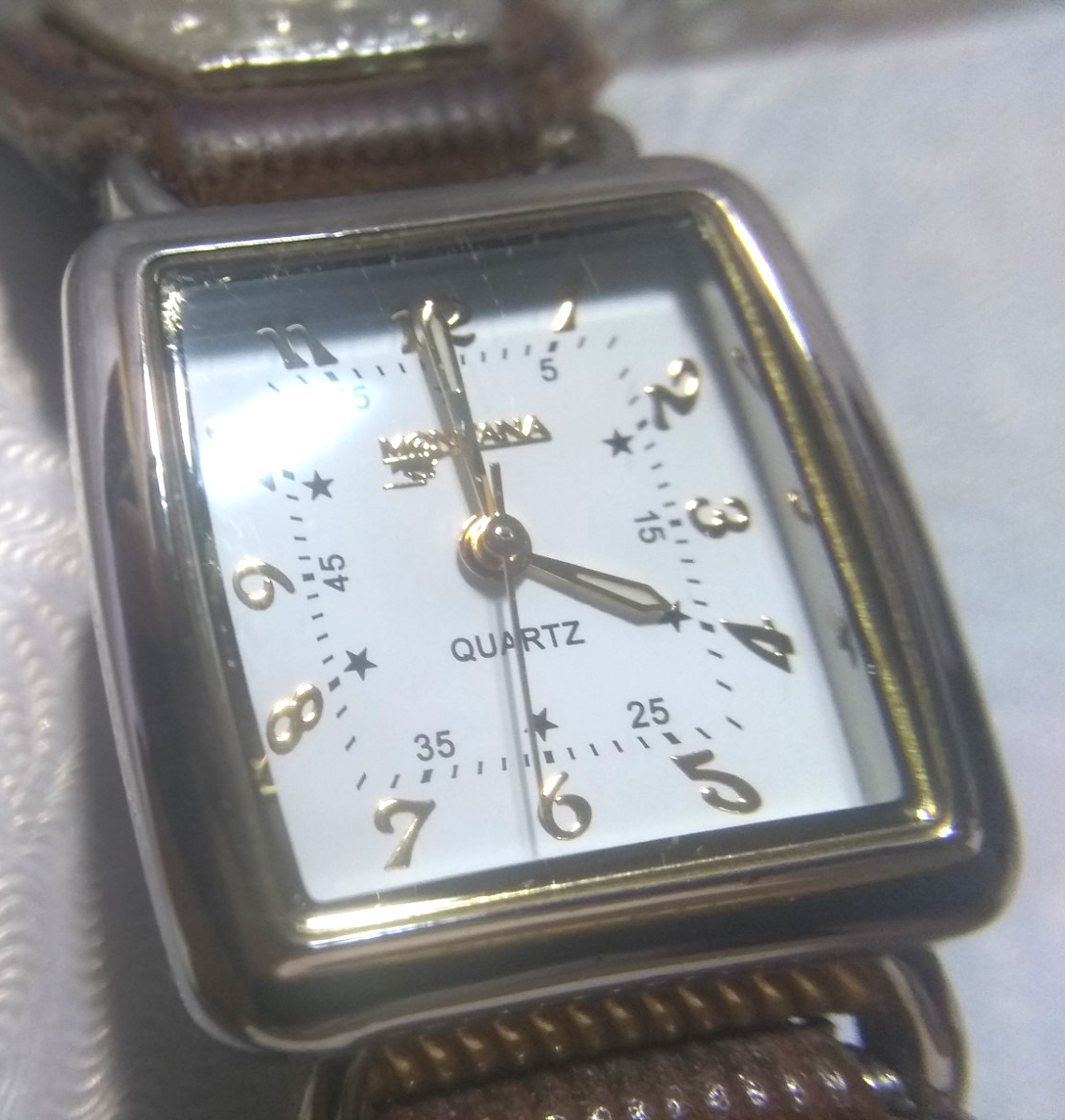 24) Trois boucles de ceinture en argent, une en forme de tête de