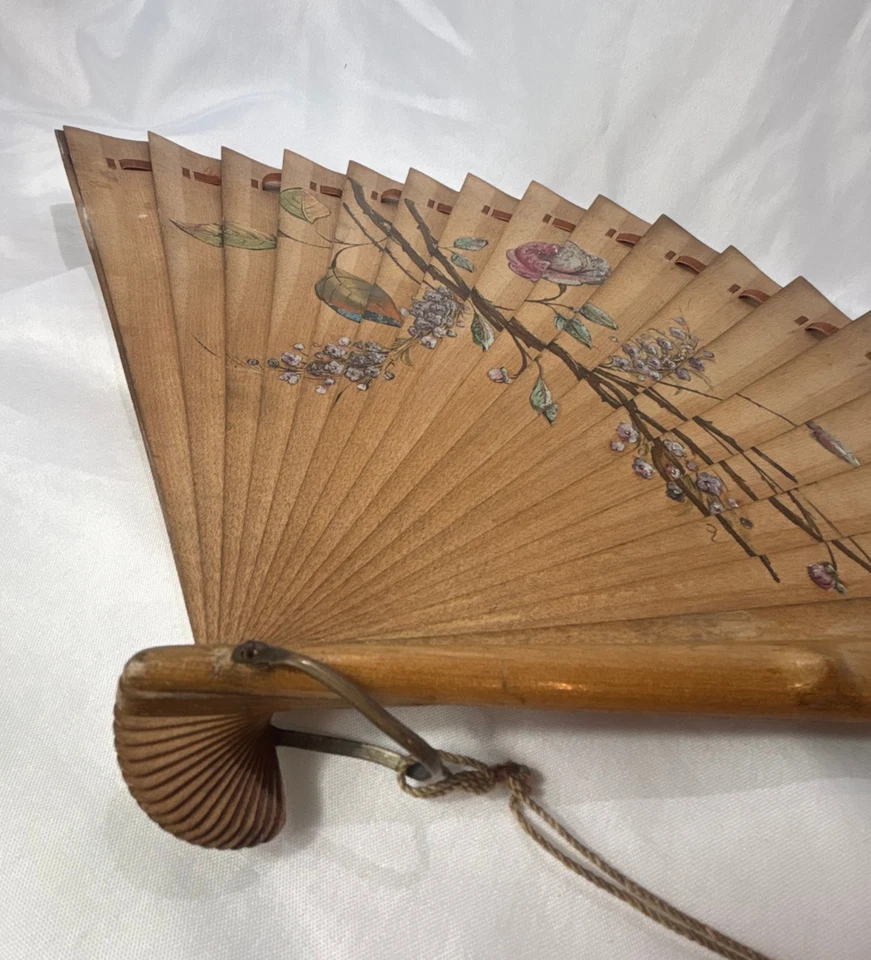 Antiguo abanico de brisa de madera frutal metálico pintado a mano flor y mariposa lazo de latón Foto 3 de 4