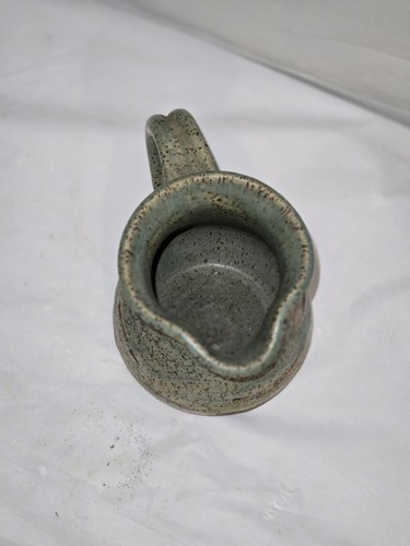 Crema de cerámica de estudio firmada de colección, pequeña jarra de cerámica esmaltada en horno hecha a mano - Imagen 4 de 10