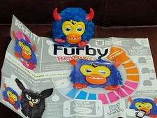 ROCKER HASBRO Furby Party TESTATO! 2012 Blu e giallo con corna del diavolo (MF87)
