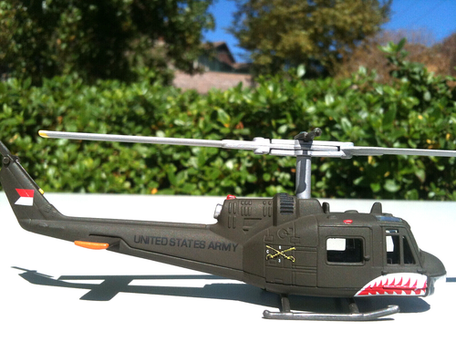 Corgi Bell UH-1C Huey Helicopter US Army "Shark Mouth" Vietnam Showcase 1:100 - Picture 11 of 12
