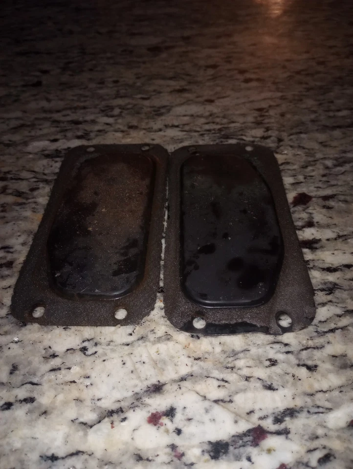 Toyota Corolla 1978 limpiaparabrisas motor orificio de servicio cubierta OEM. Foto 2 de 4