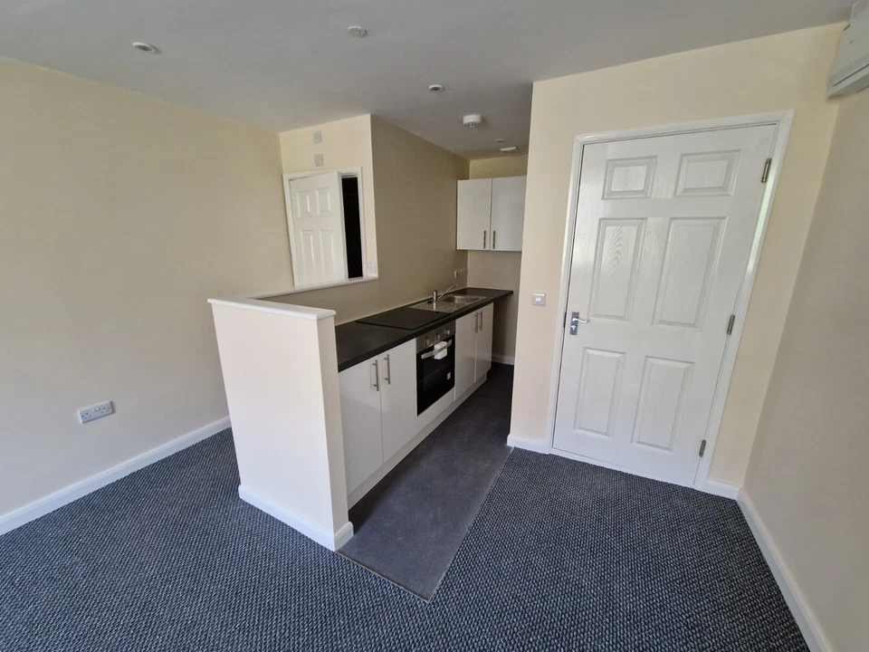 Investment Property Wrexham 6 York St 4 Flats + Shop (optional) cash / trades ok - Image 2 of 4