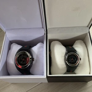 Lot paire de montres Gucci ceinture caoutchouc noir du Japon