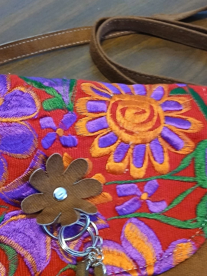  Bolso Mensajero Hecho a Mano Gamuza Guatemalteca Floral Bordado con Cartera a Juego Foto 4 de 4