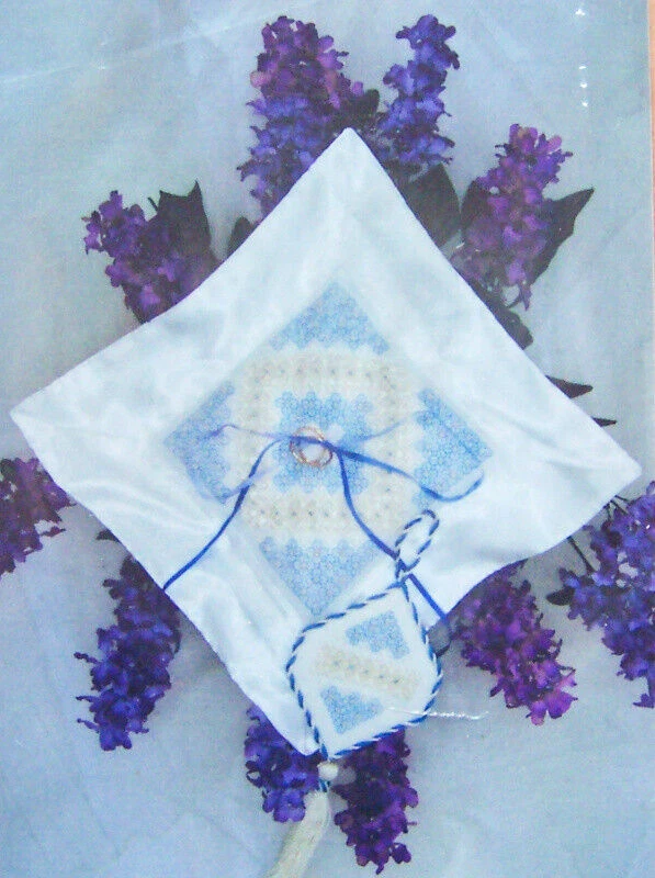 PATRÓN Hardanger Gingrbread Girl "ANNE - ANILLO DE BODAS ALMOHADA Y ADORNO" - ¡Nuevo! Foto 2 de 3