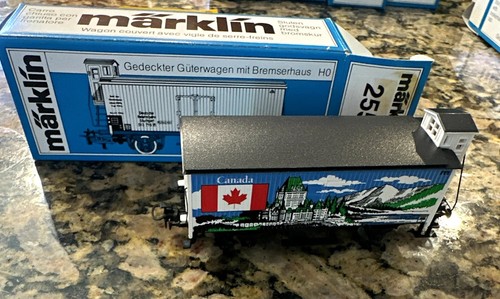 Coche de carga cubierto Marklin HO Canadá Box Car con cabina de frenador 2556 A | Condition: New