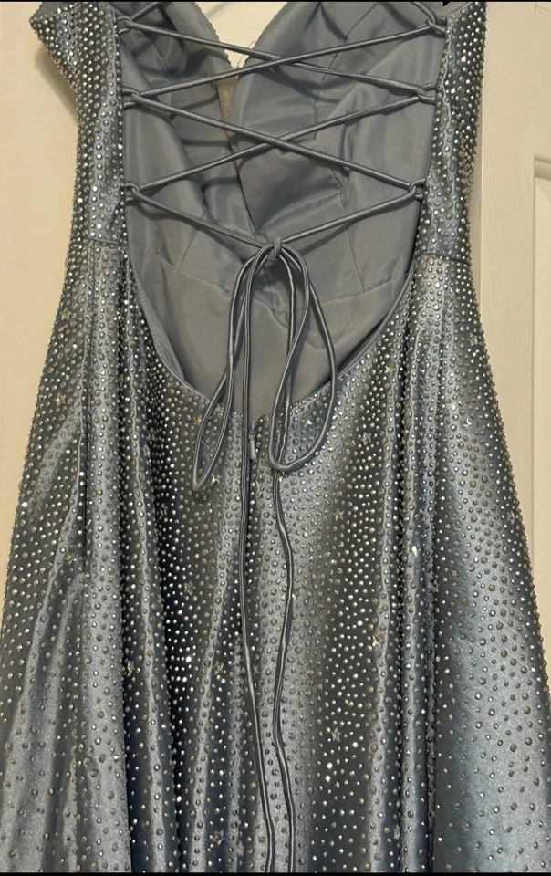 Vestido de graduación Sherri Hill talla 2 azul con adornos plateados Foto 4 de 4