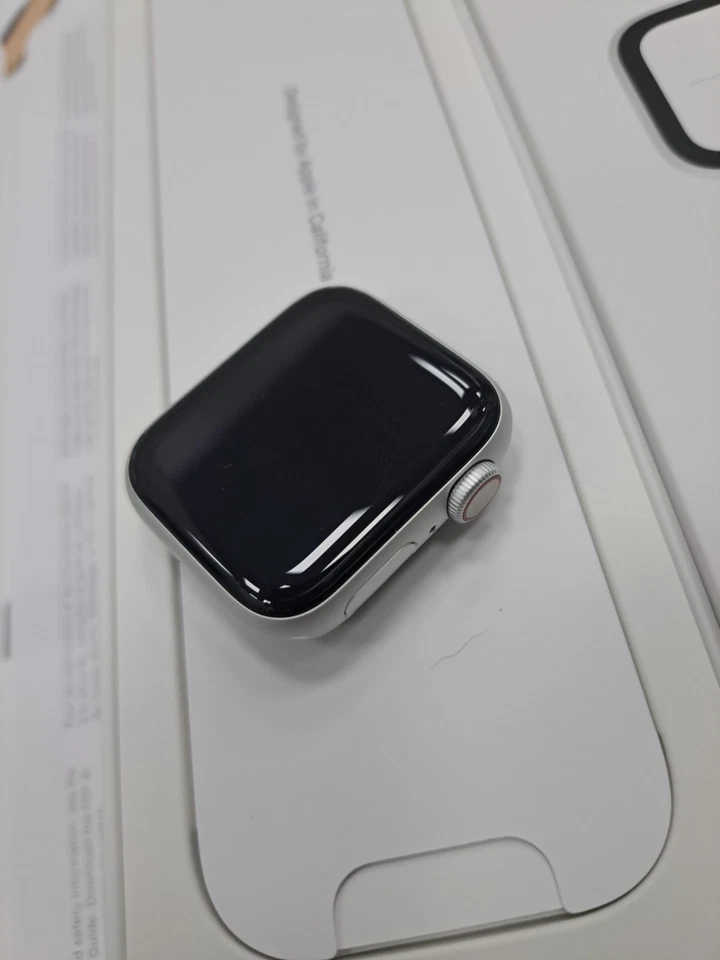 Apple Watch Series 4 GPS+Cellulare 40mm Argento Cinturino White. - Immagine 3 di 4