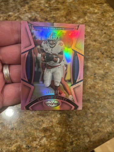 SAQUON BARKLEY🔥🏈COME NUOVO /199 ROSA PARALLELO📈2021 PANINI CERTIFICATO #81 2000 YARD! - Foto 12 di 16
