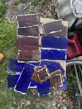 Anciens débris de vitraux multicolores assortis issus de vitraux anciens cobalt