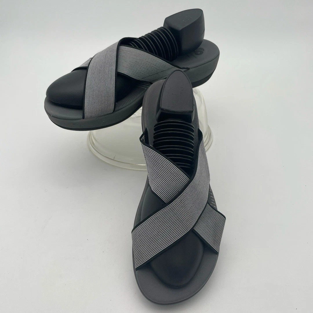 Sandali comodi Clarks Cloudstepper neri con cinturino incrociato ammortizzato 10