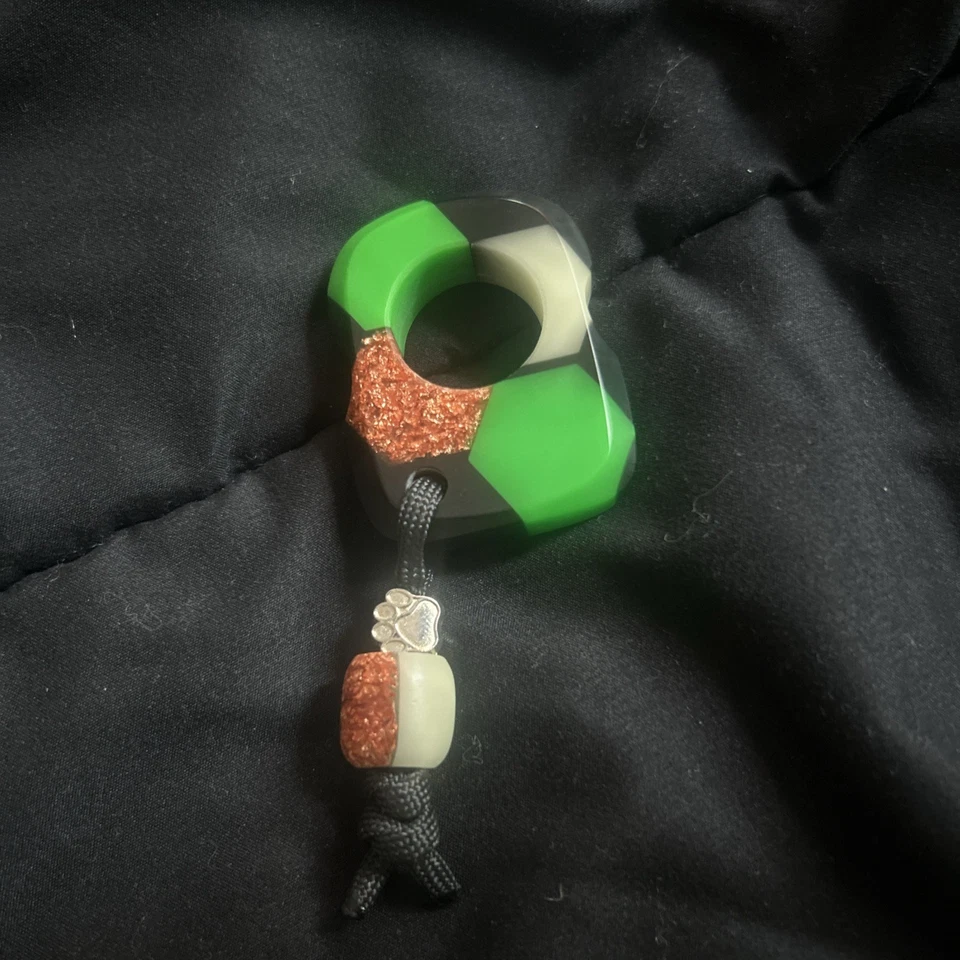 Bulldog Knuck Ben 10 Gen 3 con cuentas. Obra de arte funcional EDC que brilla Foto 2 de 4