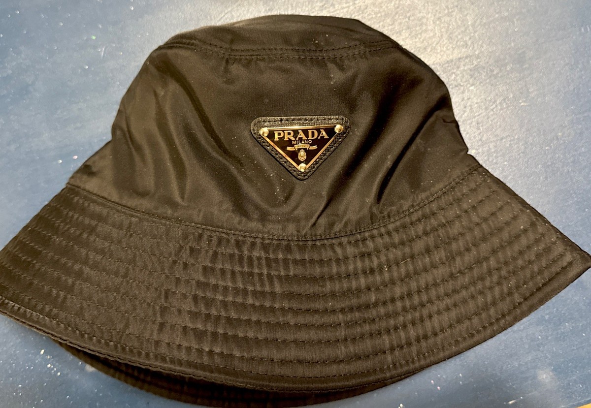 １日お値下げ　PRADA ブラック帽 NWOT Authentic PRADA Black Re-Nylon Bucket Hat Black Size O/S